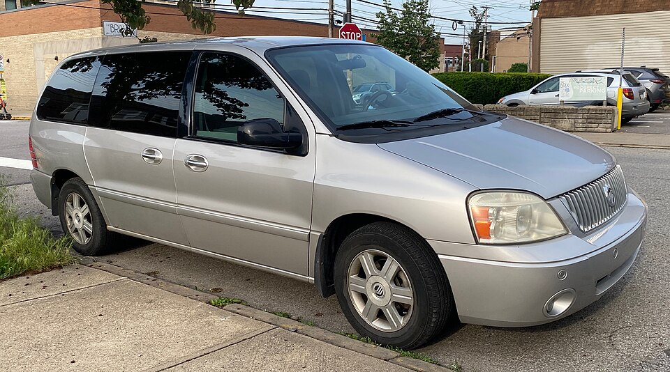 2005 Mercury Monterey Convenience in Silver Birch Clearcoat Metallic, front right, 05-20-2022