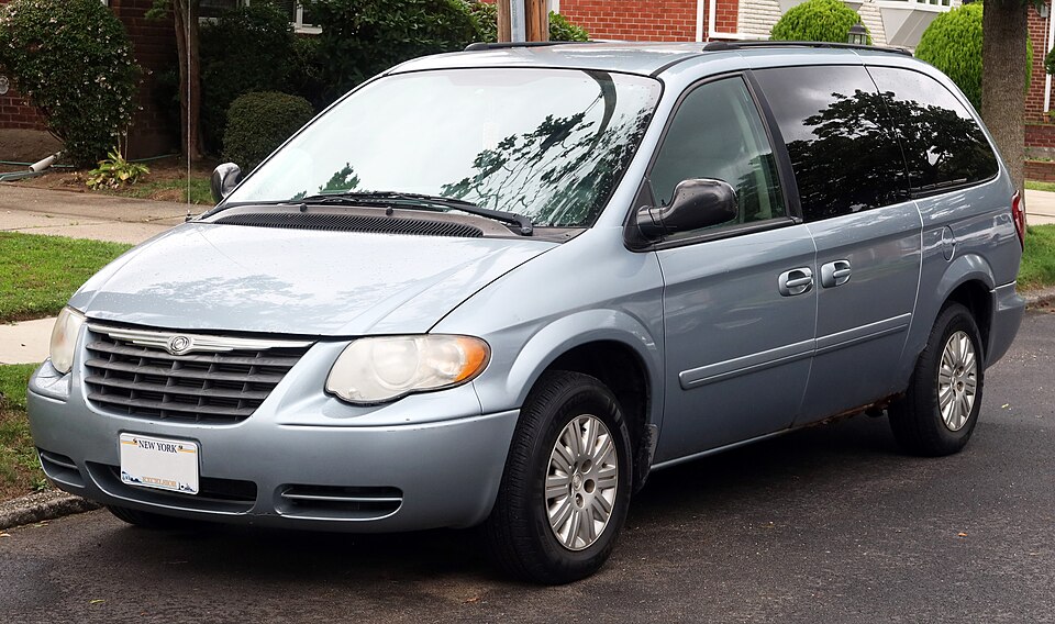 2005 Chrysler Town & Country LX (facelift), front 8.25.23