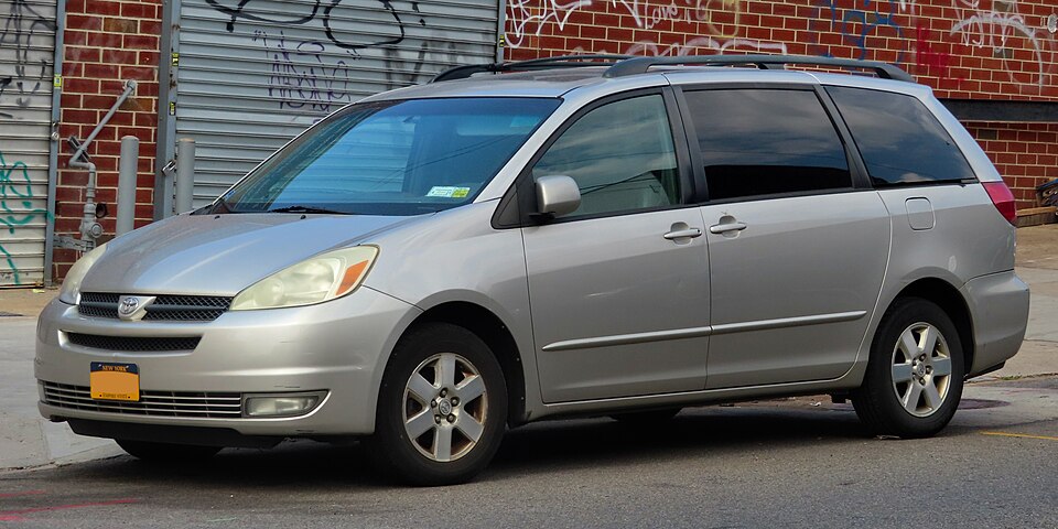2004 Toyota Sienna XLE, front 7.7.19