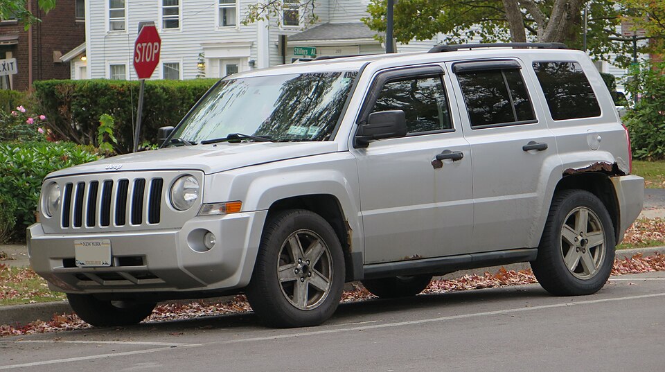 2010 Jeep Patriot in Bright Silver Metallic Clearcoat, front left, 10-11-2025