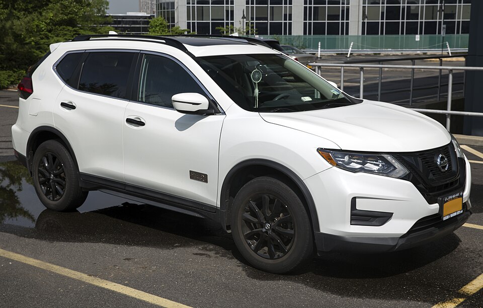 2017 Nissan Rogue Star Wars Limited Edition, front right in Glacier White