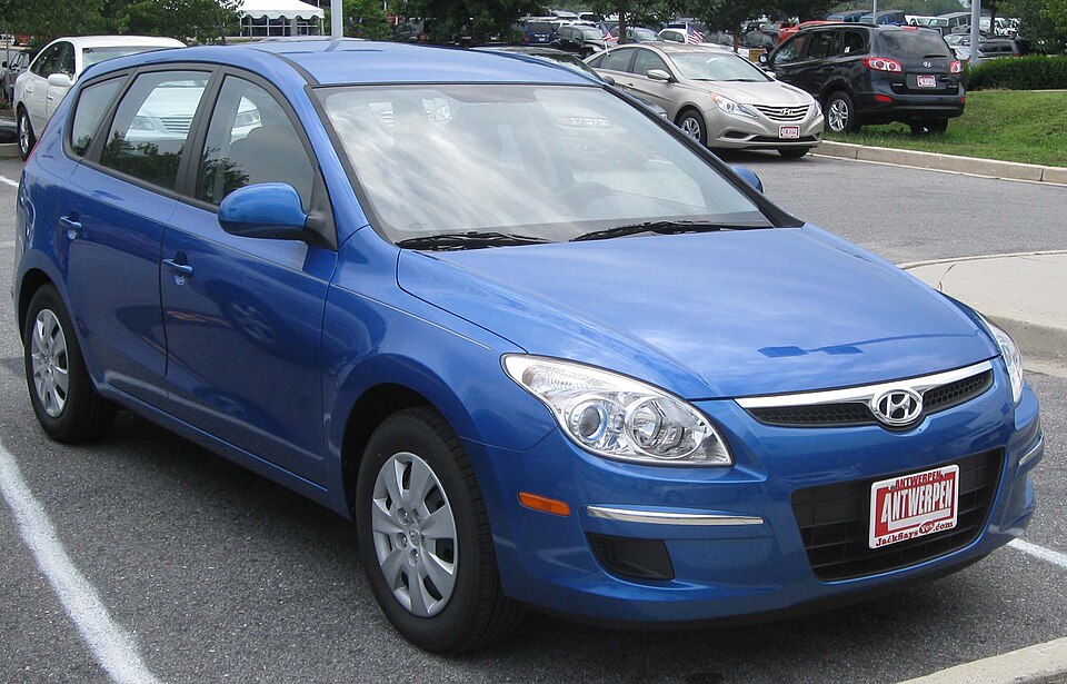 2010 Hyundai Elantra Touring GLS front -- 08-12-2010