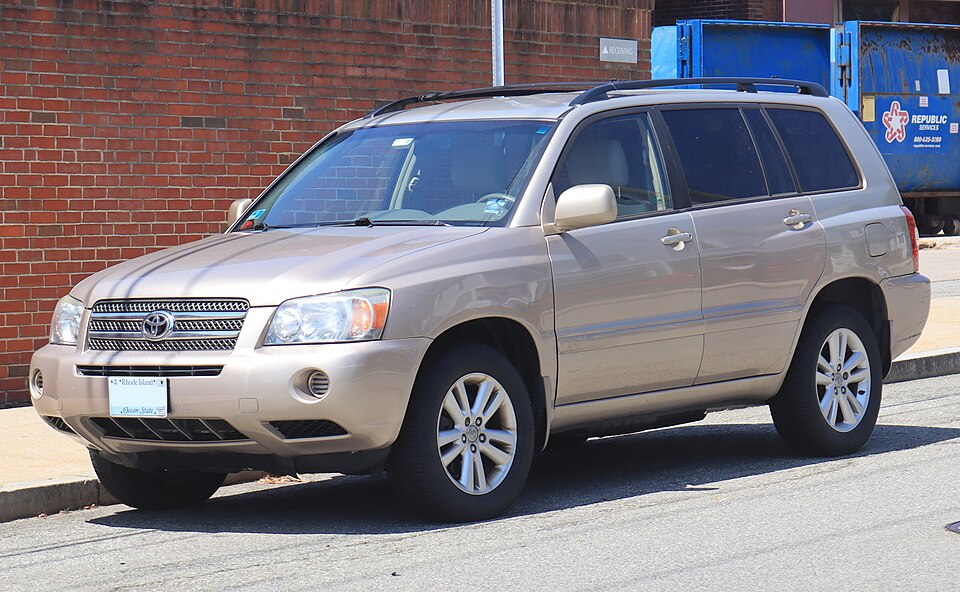 2006 Toyota Highlander Hybrid in Sonora Gold Metallic, front left, 07-04-2026