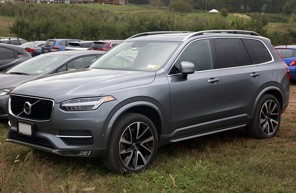 2019 Volvo XC90 T6 Momentum in Osmium Grey Metallic, from left