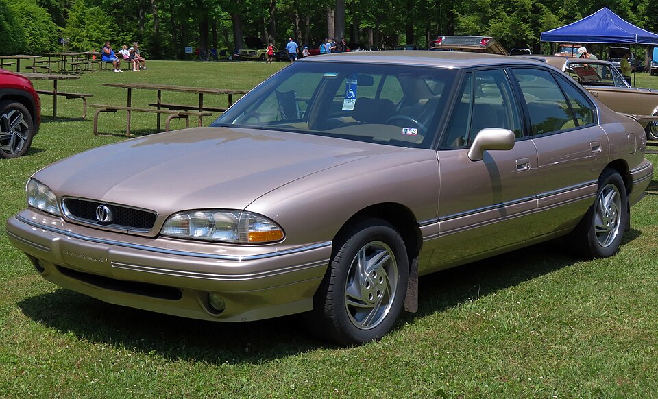 1995 Pontiac Bonneville SE, front left, 06-04-2023