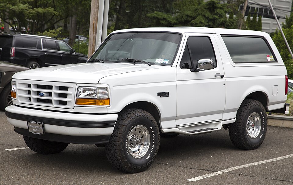 1996 Ford Bronco XLT in Oxford White, front left