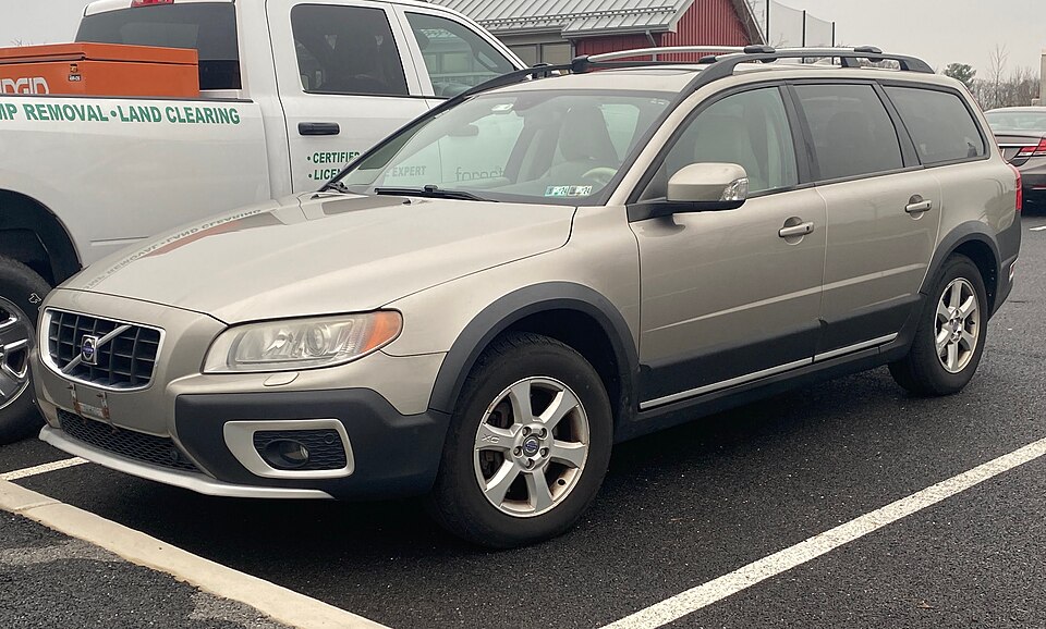 2008 Volvo XC70 in Seashell Metallic, front left, 03-25-2023