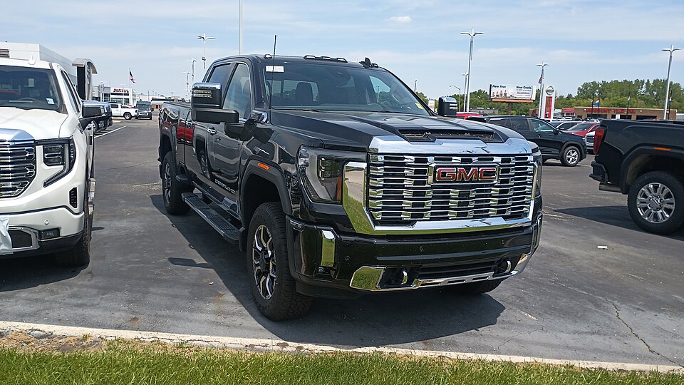 2024 GMC Sierra 2500HD Denali front view