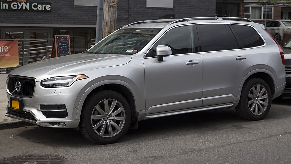 2017 Volvo XC90 Momentum, front left in Silver (Astoria)