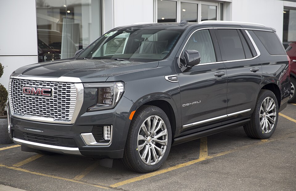 2021 GMC Yukon Denali in Hunter Metallic, front left