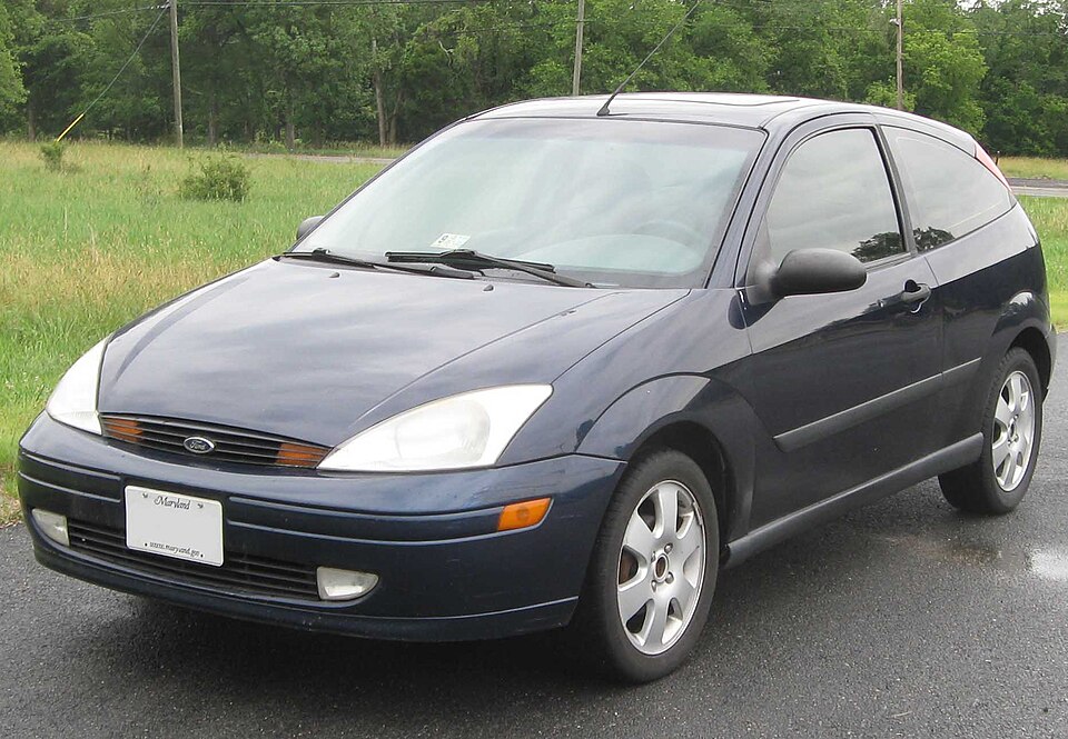 2001 Ford Focus ZX3 front -- 06-09-2010