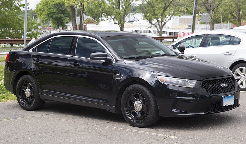 2016 Ford Taurus Interceptor in Black, front right