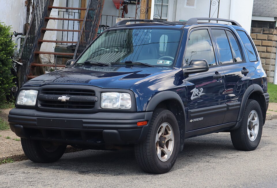 2002 Chevrolet Tracker ZR2 in Indigo Blue Metallic, front left, 09-06-2026