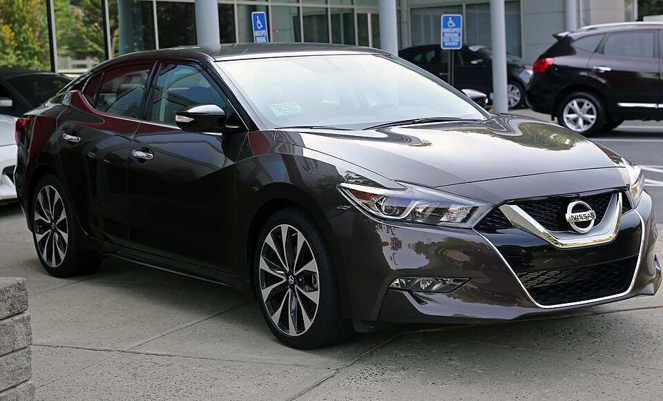2016 Nissan Maxima SR, Forged Bronze, front right
