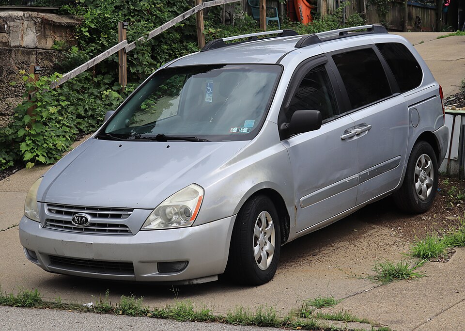 2008 Kia Sedona in Clear Silver, front left, 08-08-2026