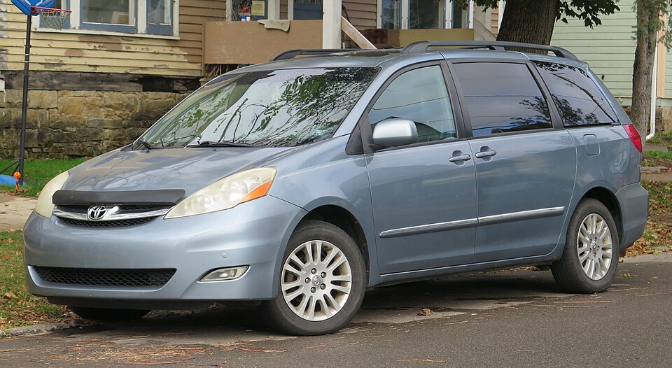 2010 Toyota Sienna in Blue Mirage Metallic, front left, 10-12-2025