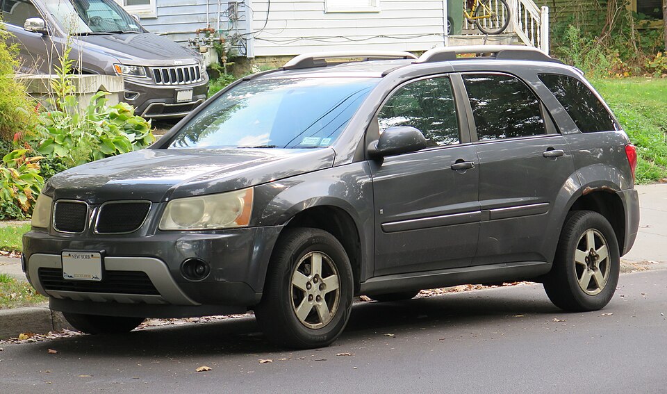 2009 Pontiac Torrent in Cyber Gray Metallic, front left, 10-11-2025
