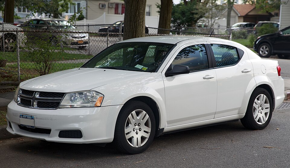 2013 Dodge Avenger SE in Bright White, front left