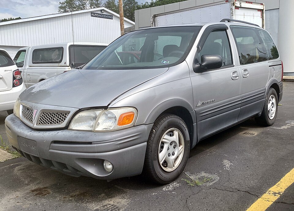 2004 Pontiac Montana 1SA in Liquid Silver Metallic, front left, 07-09-2023
