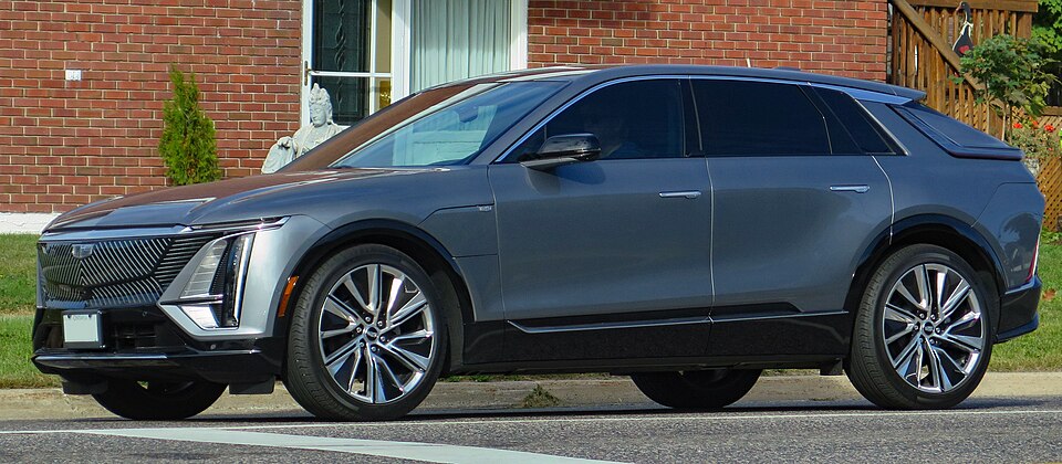 2023 Cadillac Lyriq Luxury RWD in Satin Steel Metallic, Front Left, 09-28-2023