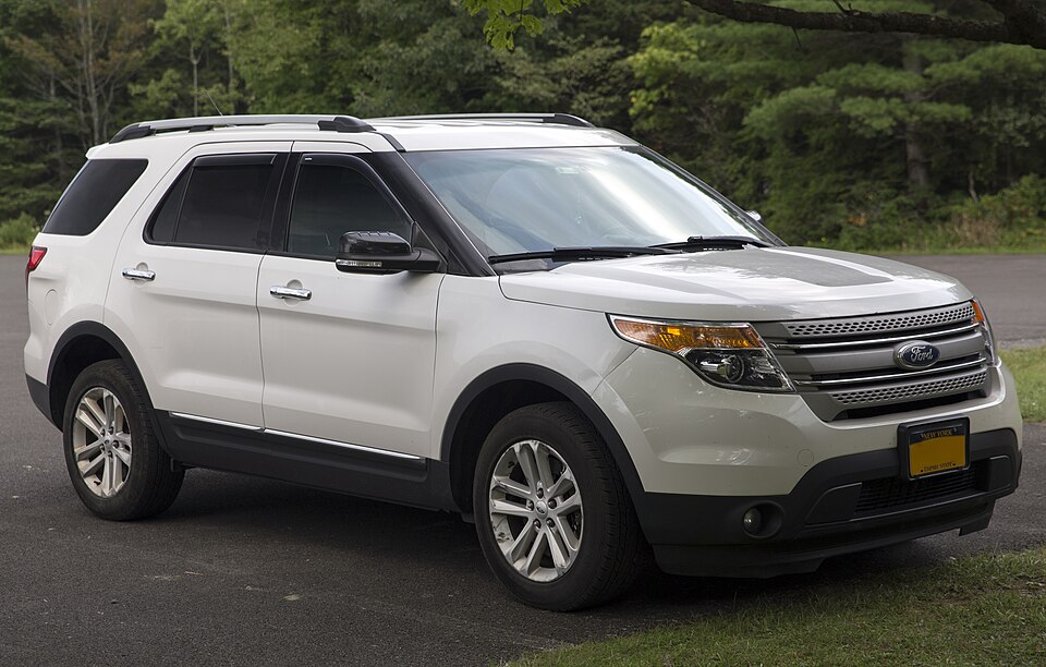 2015 Ford Explorer XLT 4WD in Oxford White, front right