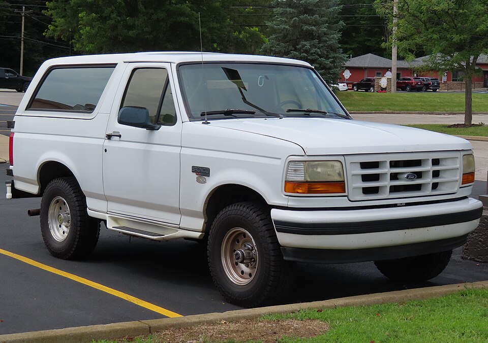 1995 Ford Bronco XLT with Exterior Sport Package, front right, 08-10-2022