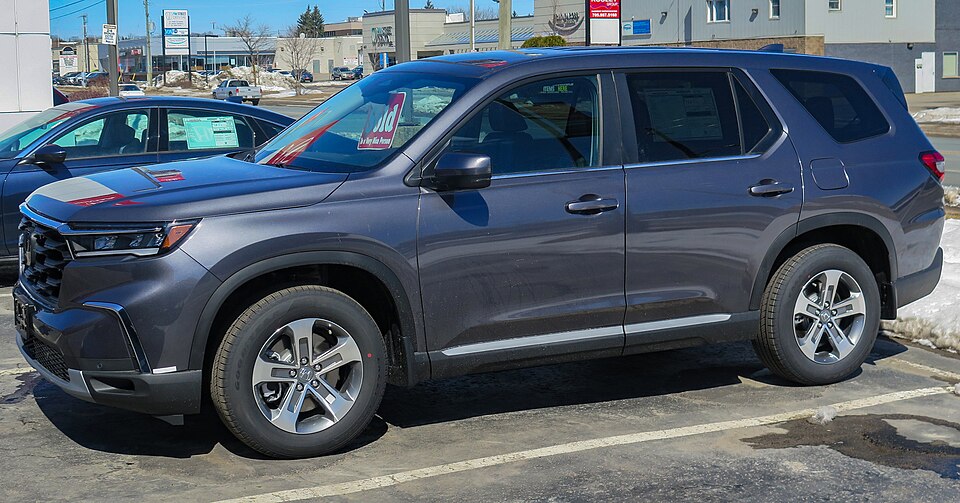 2023 Honda Pilot EX-L in Modern Steel Metallic, Front Left, 04-07-2023