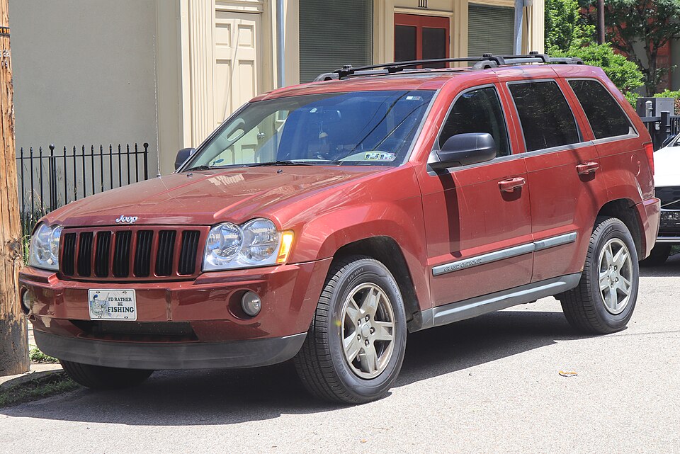 2007 Jeep Grand Cherokee Laredo in Red Rock Crystal Pearlcoat, front left, 06-13-2026