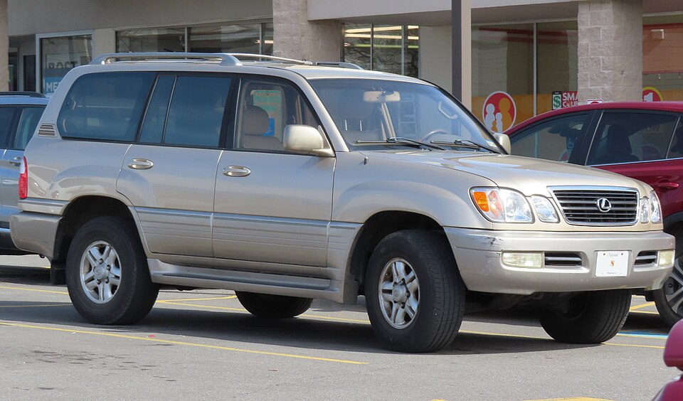 2000 Lexus LX 470, front right, 03-08-2024