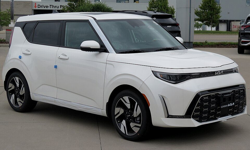 2023 Kia Soul GT-Line Limited in Snow White Pearl, Front Right, 09-05-2022