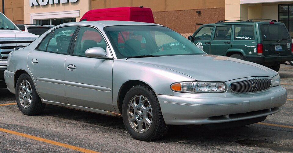2005 Buick Century Special Edition in Sterling Silver Metallic, Front Right, 08-25-2023