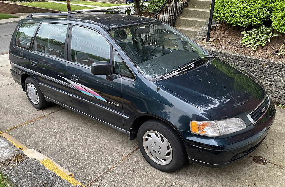 1996 Isuzu Oasis S in Sherwood Green Pearl Metallic, front right, 05-24-2022