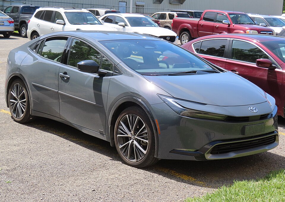 2024 Toyota Prius XLE AWD, front right, 06-01-2024