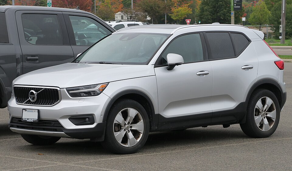 2019 Volvo XC40 T5 Momentum in Bright Silver Metallic, front left, 2025-09-22