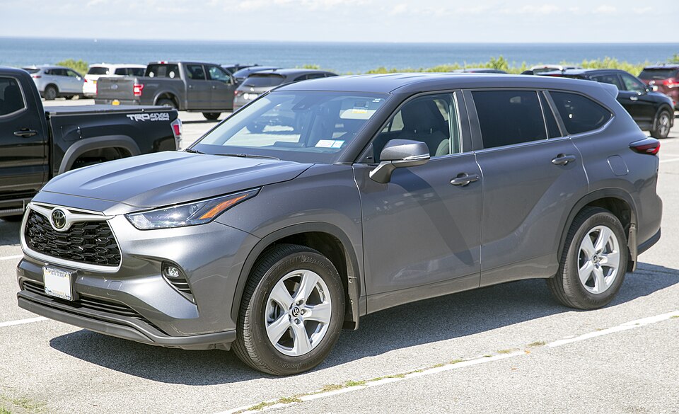 2024 Toyota Highlander LE AWD in Magnetic Gray Met., front left