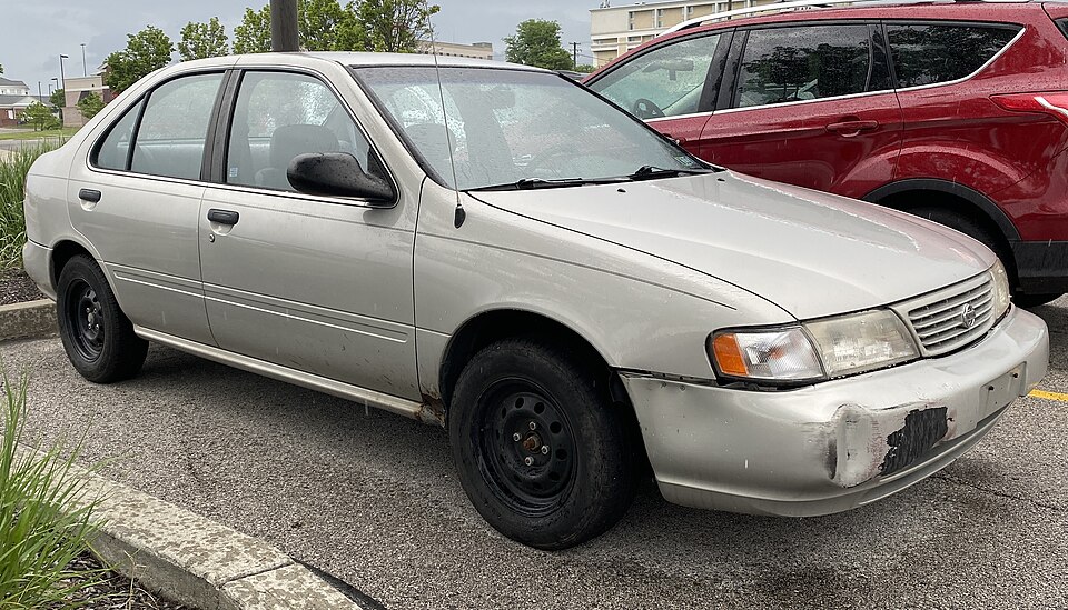 1996 Nissan Sentra XE in Platinum Gold Metallic, front right, 05-28-2022