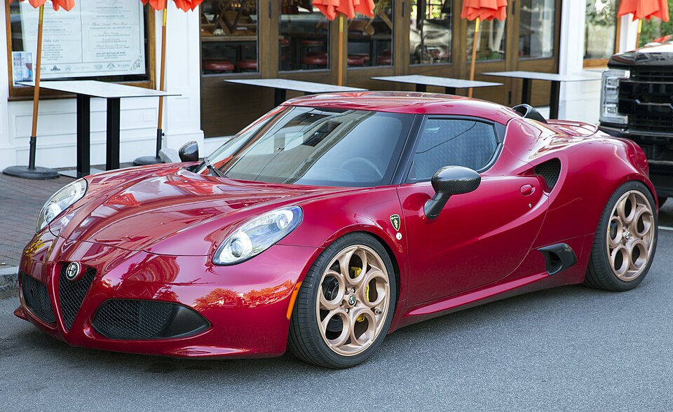 2015 Alfa Romeo 4C Coupé in Rosso Competizione, front left