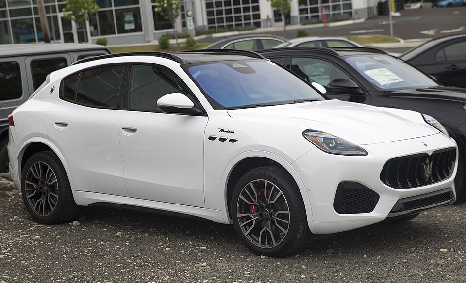 2023 Maserati Grecale Modena in Bianco, front right