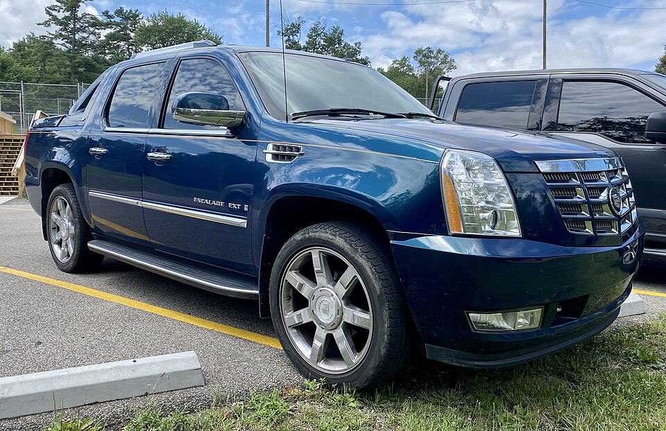 2007 Cadillac Escalade EXT in Blue Chip, front right, 07-16-2022