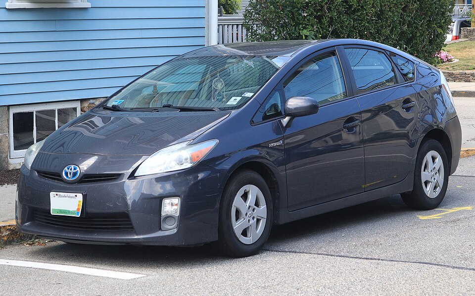 2010 Toyota Prius Two in Winter Gray Metallic, front left, 07-04-2026