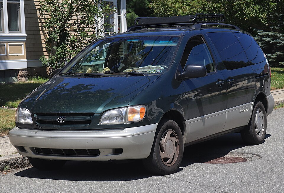 2000 Toyota Sienna XLE in Woodland Pearl, front left, 07-08-2026