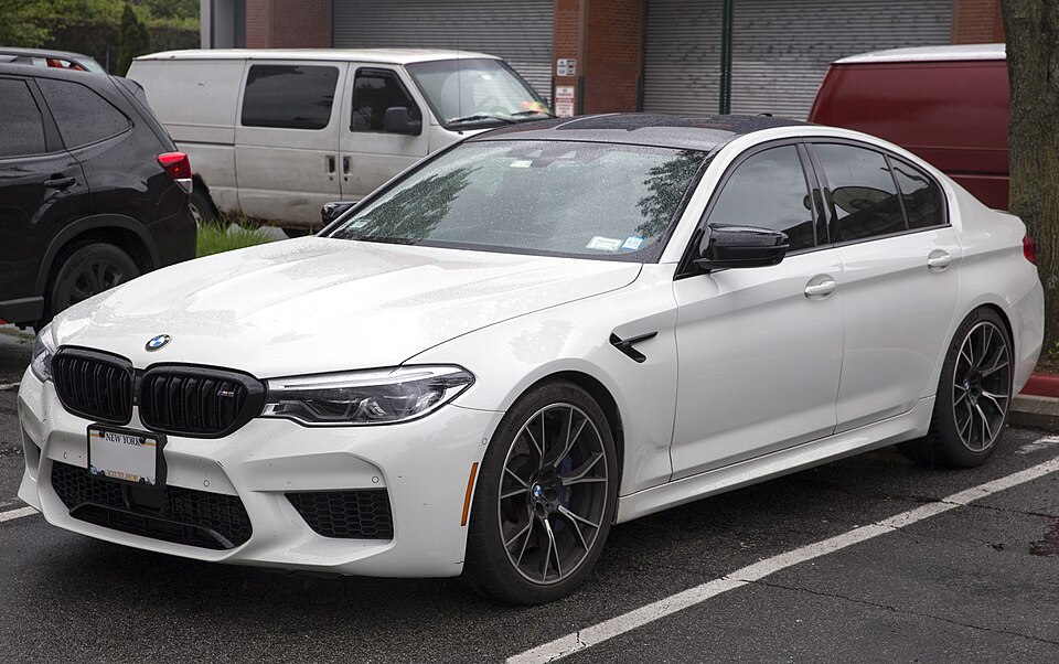 2018 BMW M5 Competition in Alpinweiß, front left