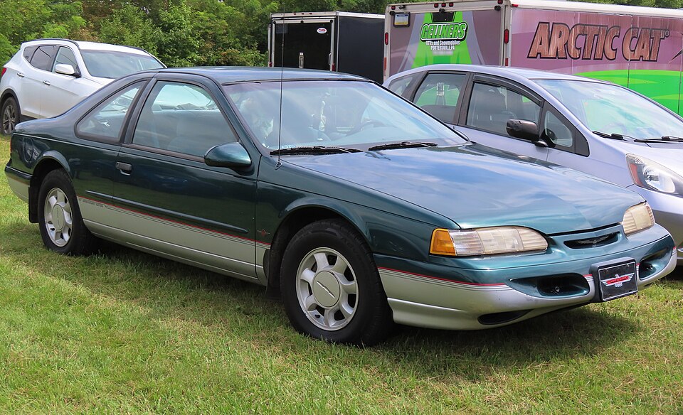 1995 Ford Thunderbird LX 40th Anniversary Edition, front right, 08-05-2023