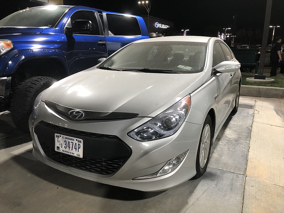 2013 Hyundai Sonata Hybrid with US Government license plates (Front-Left)