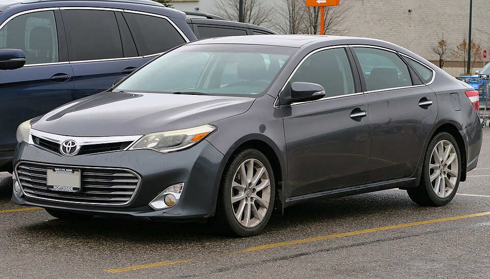 2013 Toyota Avalon XLE in Magnetic Grey Metallic, front left, 2024-11-20
