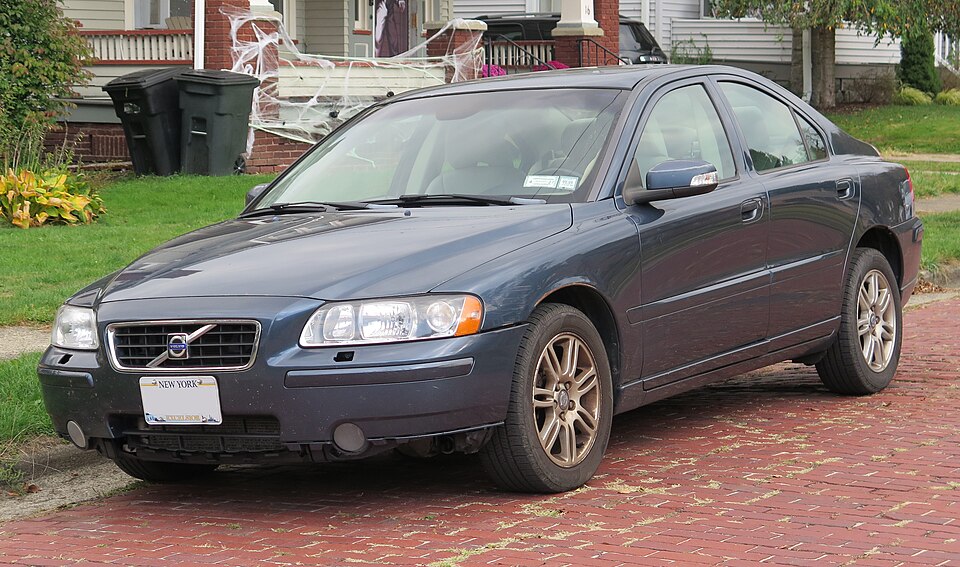2008 Volvo S60 in Barents Blue Metallic, front left, 10-11-2025