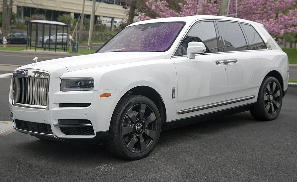 2019 Rolls-Royce Cullinan in Arctic White, front left
