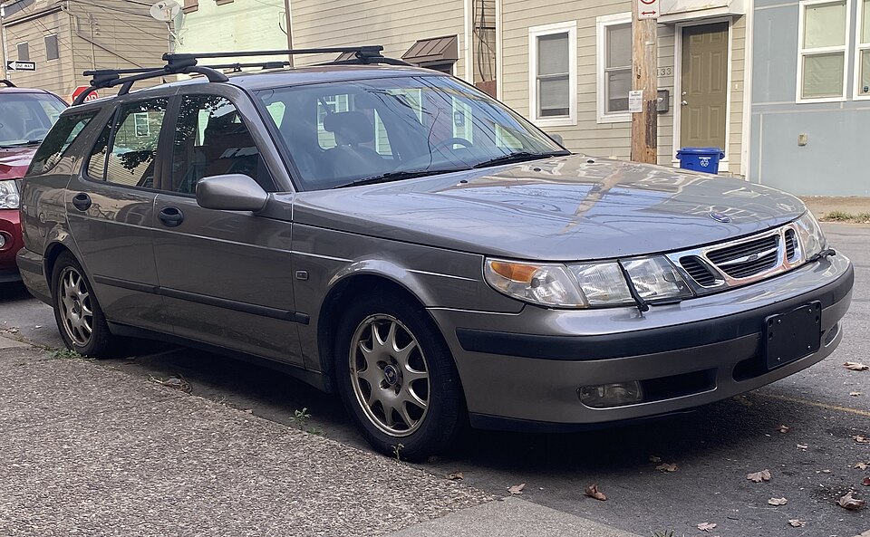 2001 Saab 9-5 wagon in Steel Grey Metallic, front right, 10-05-2023