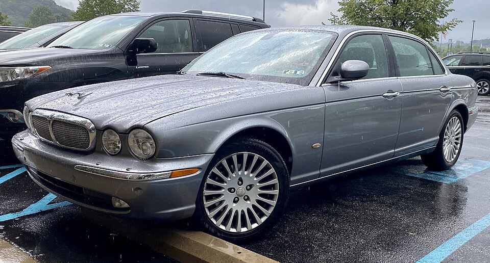 2007 Jaguar XJ Vanden Plas in Liquid Silver, front left, 07-28-2022