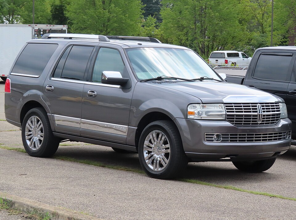 2013 Lincoln Navigator, front right, 08-25-2024